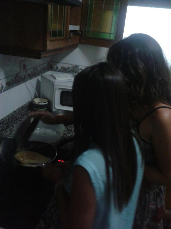PablitoBeke's tweet photo. Que mi ermana chica tenga que ayudar a esta mujer @patripatri96 a hacer una tortilla es de verguenza jajajjajaa http://t.co/Kb2768eima
