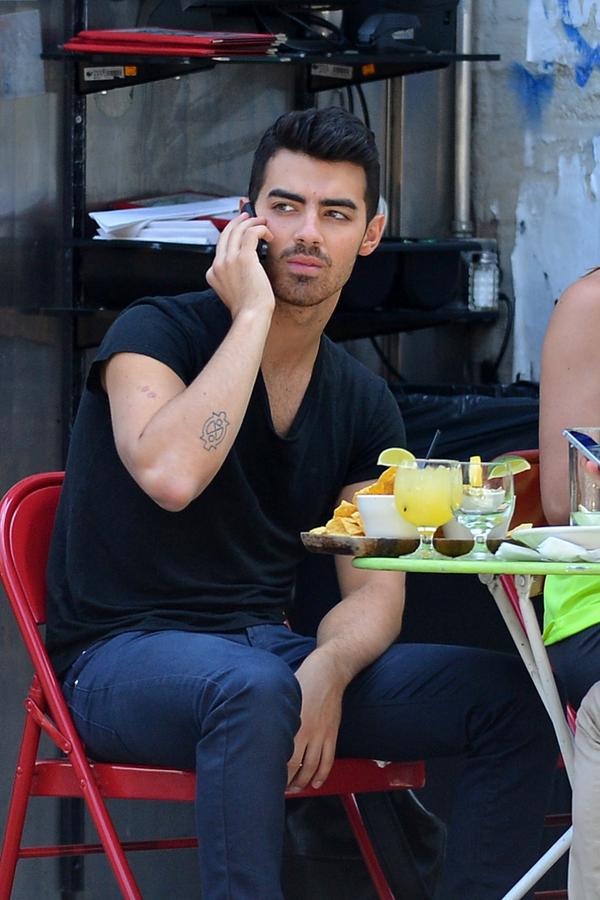 nickjonline's tweet photo. Joe Jonas seen eating at La Esquina restaurant in Soho 8/9 #1 http://t.co/Uvy6Jlq4iD