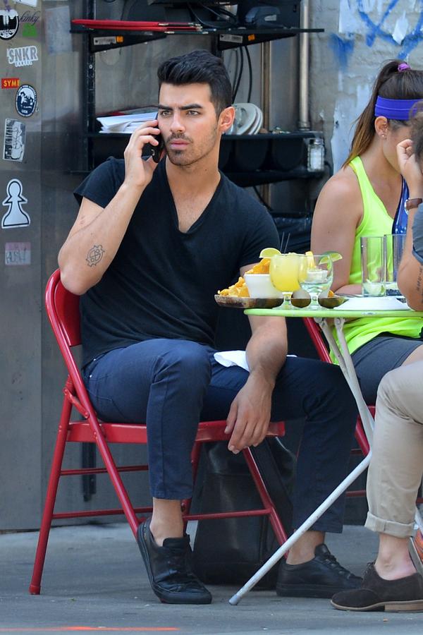 nickjonline's tweet photo. Joe Jonas seen eating at La Esquina restaurant in Soho 8/9 #1 http://t.co/Uvy6Jlq4iD