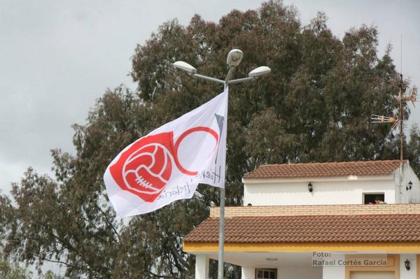 RTB_Oficial's tweet photo. La Bandera de nuestro Centenario ondea en #MinasdeRiotinto, Cuna del Fútbol en España. #RiotintoBalompié2014 http://t.co/zKYXuRbVRi