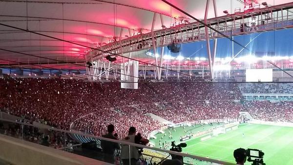 fimdejogo's tweet photo. Centenas de luzes de celulares na arquibancada #flamengo http://t.co/hg50Isc70m