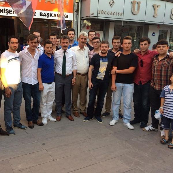 YenisehirAkPart's tweet photo. Cumhur Başkanını seçti Cumhurbaşkanlığı seçimi yenişehir kutlamaları. 
@SuleymanCelik16 @Akpartibursa @AKGenclikGM http://t.co/Z0ONvltxOQ