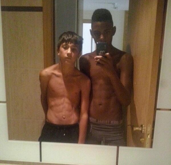 AdriFitRoom's tweet photo. No aprietes más, que se te van a salir los huesos chico. http://t.co/xe9wGu6SeR