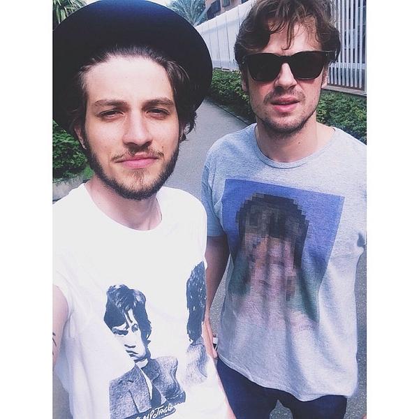 pellingabriel's tweet photo. "foto olhando pro sol não da gabriel" feliz dia dos pais, pai. http://t.co/YDgcxzsWWB