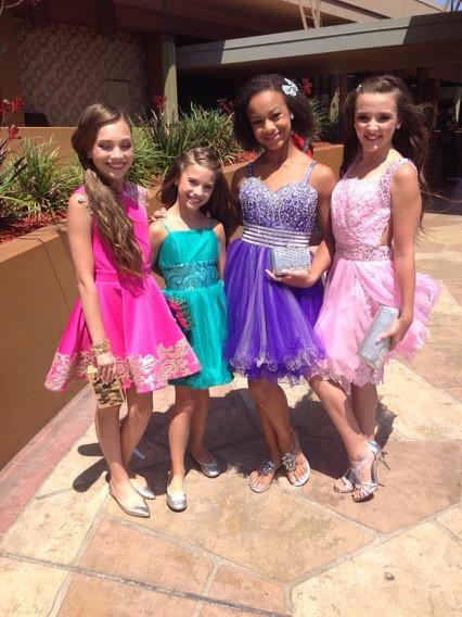 DanceMomHolly's tweet image. Headed to Teen Choice Awards! #stunning #excited @dancemoms @realniasioux