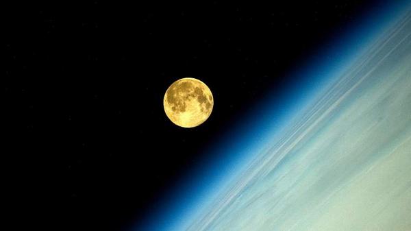A3Noticias's tweet photo. La 'superluna' de esta noche, desde el espacio.Te contamos cómo se produce el fenómeno [VÍDEO] http://t.co/zF3fAFm6q4 http://t.co/0nWvXH4tNy