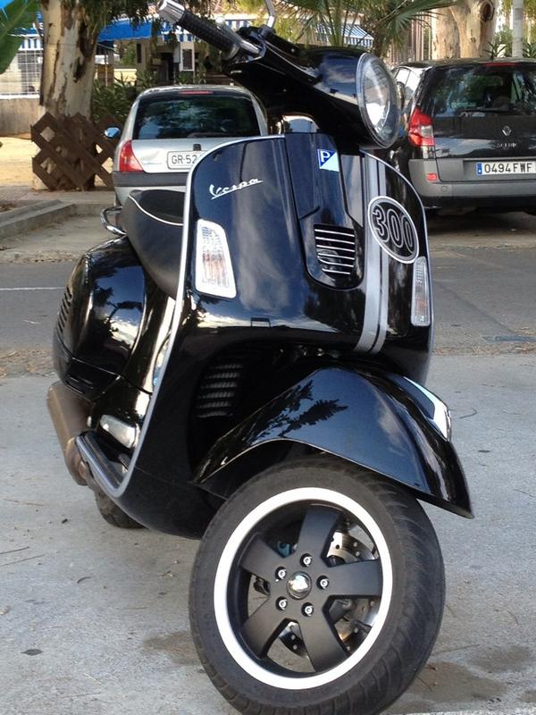DanielRivasMald's tweet photo. Vendo vespa 300 GTS muy buen estado, pocos kilómetros, interesados wasap o llamar al 669391355. http://t.co/9ukuYsR3Z3