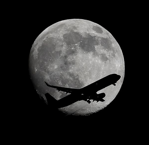 Keylinhaaaaa's tweet photo. RT @JornalOGlobo: Hoje tem Superlua! Veja o fenômeno em outras cidades do mundo. http://t.co/SDysbirbb6 http://t.co/e2XiuTJC1y
