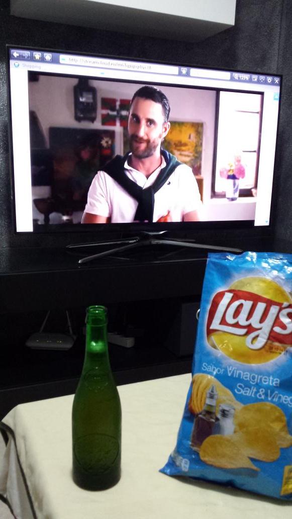 xexi_2's tweet photo. Cogiendo fuerzas para las #vacaciones con @rocirb91 viendo #ochoapellidosvascos http://t.co/zl8FC5h6x8