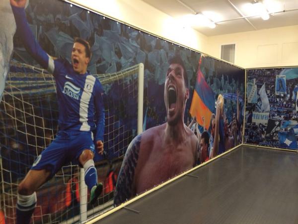 eugene_fcdd's tweet image. Очень крутой и атмосферный баннер появился у выхода с гостевой раздевалки на #ДнепрAрене! #fcdd #fcdnipro