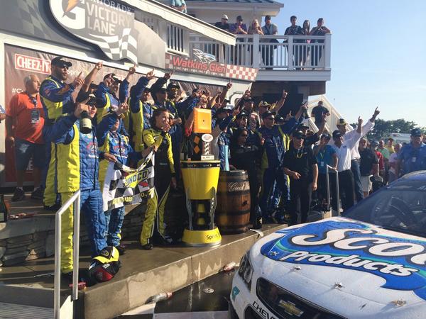HYAKMotorsports's tweet photo. Hat dance time! #Winner http://t.co/eU3Mk3ioey