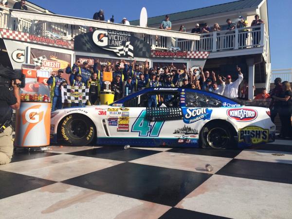 HYAKMotorsports's tweet photo. Hat dance time! #Winner http://t.co/eU3Mk3ioey