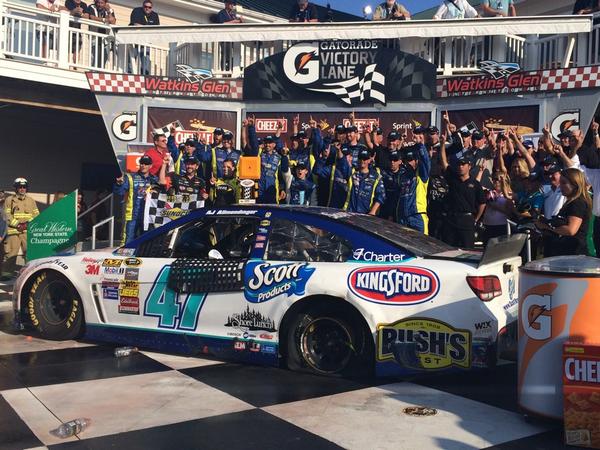 HYAKMotorsports's tweet photo. Hat dance time! #Winner http://t.co/eU3Mk3ioey