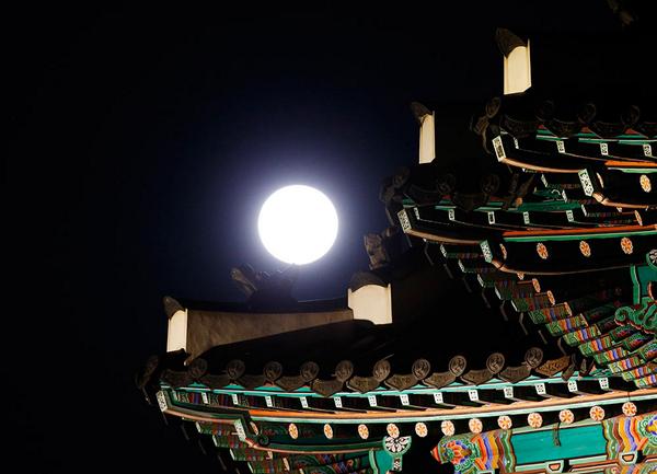 Global_Exc's tweet photo. #FOTOGALERÍA: 20 postales de la 'superluna' de agosto. http://t.co/hTby6QrWLQ http://t.co/m3Cm1ogddy