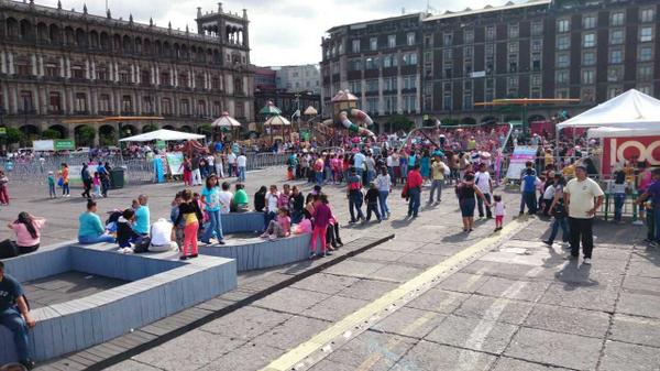 HectorSerranoC's tweet photo. Cientos de niños y jóvenes disfrutan de actividades de Verano #CDMX en el Zócalo capitalino (foto vía @CharlsMeneses) http://t.co/mdRqKOweyn