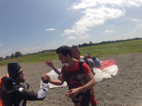 oscarlazarosegu's tweet photo. Mi primer salto en paracaidas!!! Genial!!! http://t.co/7XtjjJNC1n