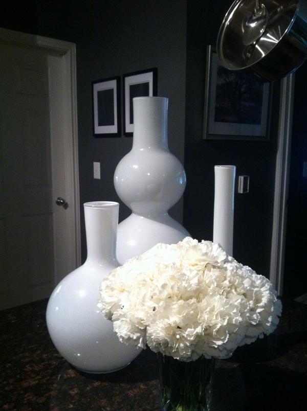 ACImageConsults's tweet photo. We love a #monochromaticgrouping in a space especially when you can add some #freshflowers 2 the mix. @AChisomFloral http://t.co/PEbxV9wXO8