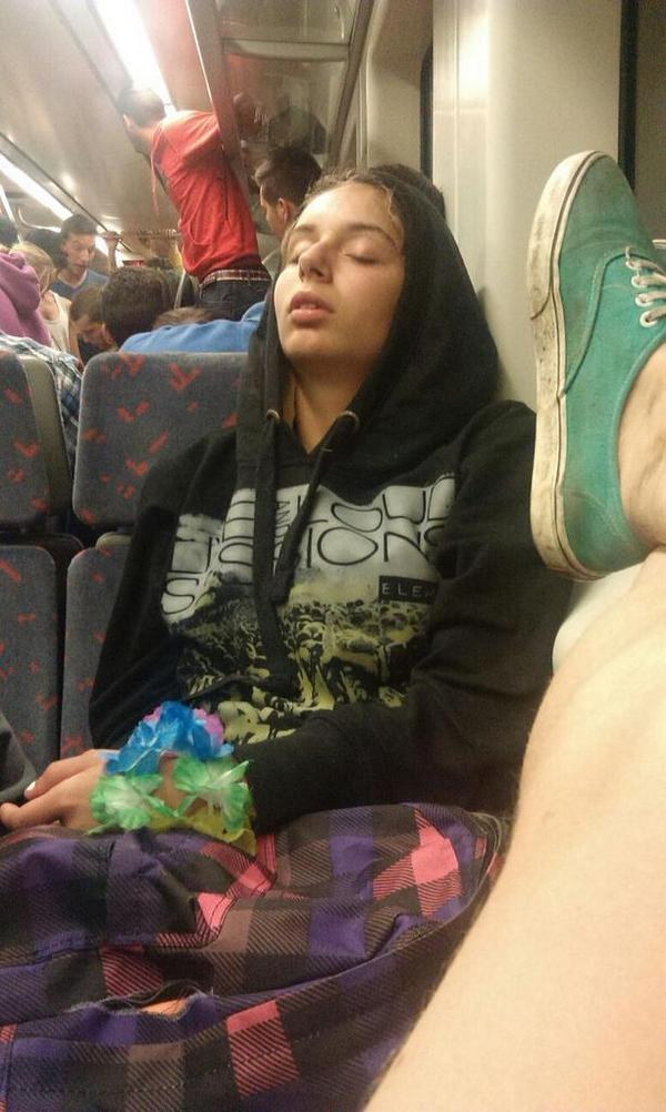 ElChicoFiestu's tweet photo. Eki @AlbaBBerry mirandose los parpados por dentro http://t.co/QN1y9Jhe8n