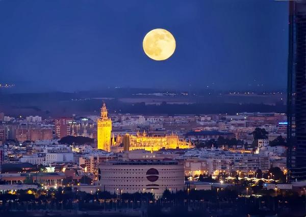 SuGenteYSevilla's tweet photo. ¡Qué bonita eres Sevilla! http://t.co/0vrvG978aR
