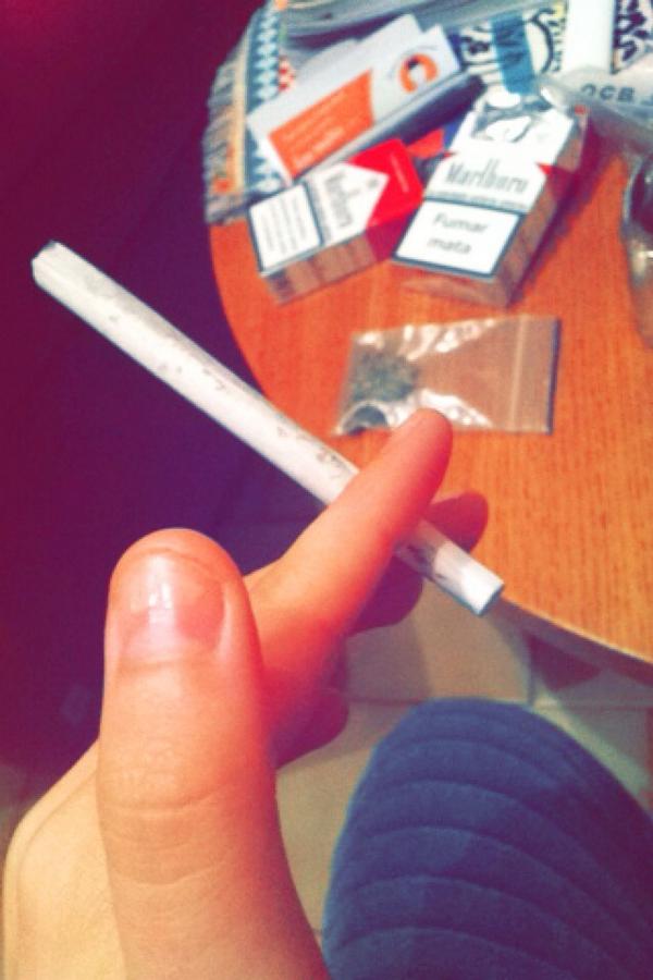 LiiaDrn_'s tweet photo. #joint #beuh #weed #conetime http://t.co/mUEXZKFojV