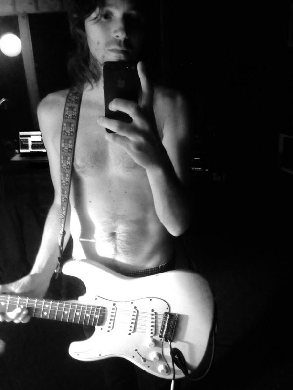 FamilyoftheYear's tweet image. Sunday night in playin guitars #topsoff