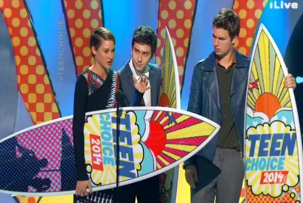 DivergentLife's tweet photo. Congrats Shailene and Ansel for winning 3 awards for #TFIOS: Choice Movie Drama, Liplock, &amp; Chemistry #TeenChoice http://t.co/ID5KFTC03C