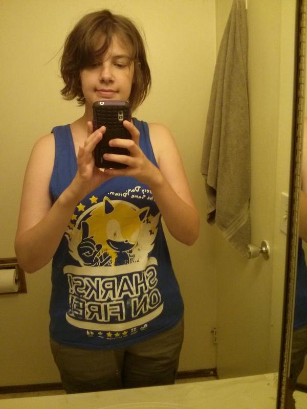 BelugaMomo's tweet photo. @halftones so I get your buds? In @cmipoppunk tonight and look what I'm wearing!. Yay http://t.co/i9tp0peDDD