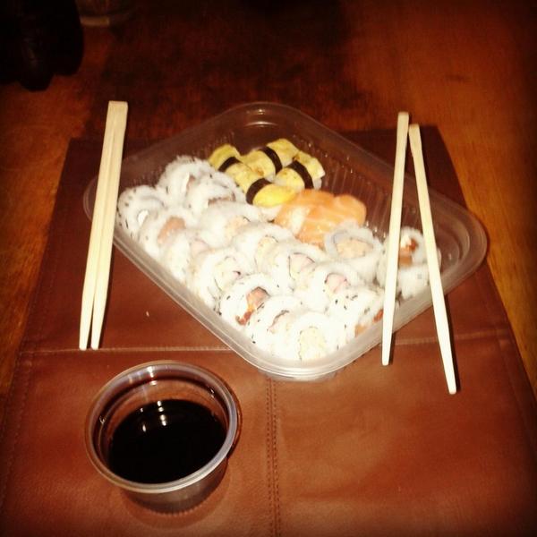 colliagustin_'s tweet photo. Hoy se cena sushi! http://t.co/SHWnezCvEv