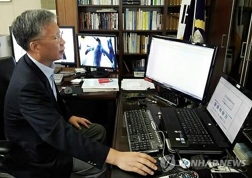 bizzazzy's tweet photo. 연합뉴스 2014. 8. 11.자 “@cw_court: 'IT 고수' 별난 법관의 톡톡 행보 6개월  http://t.co/Pt1LclTICA http://t.co/doD2D1SO9v”