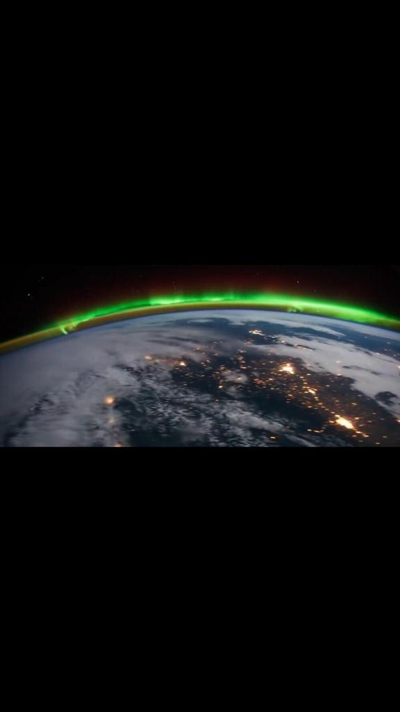 IncrediblePics's tweet photo. The Aurora from space http://t.co/G3l9dwz8FJ