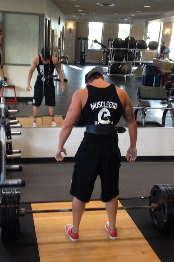 FITJAKE's tweet photo. #muscleegg #deadlifts #stronger http://t.co/aVnakAUKo3