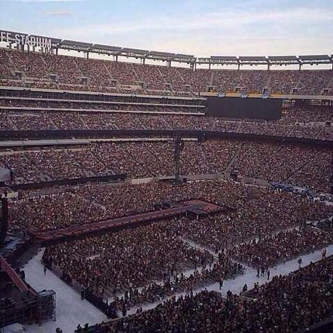 @IourapaImer @narryalfredo @irrwinashton @punkedout 1D are flops,but can sell out arenas your idols can only dream of