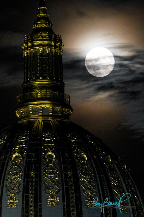 #Supermoon rises behind the #wvcapitol dome in <a href="/CharlestonWV/">Charleston WV CVB</a> <a href="/charlestoncity/">City of Charleston</a> <a href="/DoTheCWV/">Do The CharlestonWV</a> <a href="/charleywest/">Charley West</a> 8/10/2014