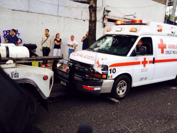 YoSiCirculo's tweet photo. Es de no creerse!  grúa se lleva una ambulancia justo cuando están atendiendo emergencia? @Ssp_transito http://t.co/C9wXUWZVtT
