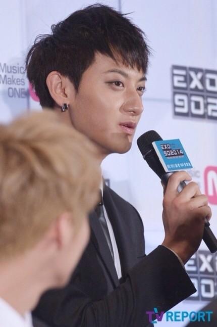 ChronosTAO's tweet photo. His eyes, lips, fingers and body."@TAO_deok_b: 140811 EXO:902014 제작발표회 기사사진 #타오 http://t.co/hnsNzhckZ8"