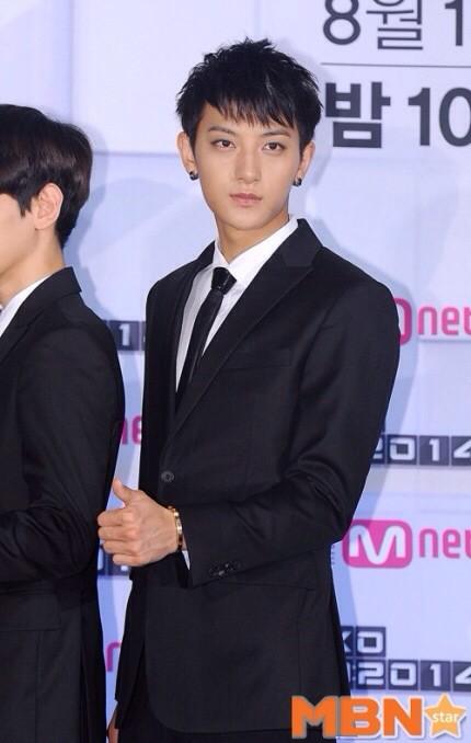 ChronosTAO's tweet photo. His eyes, lips, fingers and body."@TAO_deok_b: 140811 EXO:902014 제작발표회 기사사진 #타오 http://t.co/hnsNzhckZ8"