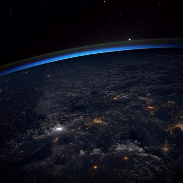 AdAstraAlliance's tweet photo. Our home. Via @astro_reid #Space #Earth #PaleBlueDot #PlanetaryPerspective That's here, that's home, that's us. http://t.co/ytiO5BLz7E