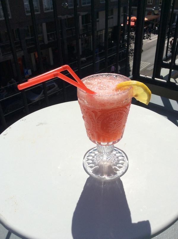 DlYdrinks's tweet photo. Strawberry 7up and Vodka 😊 http://t.co/WydeIcJAPw