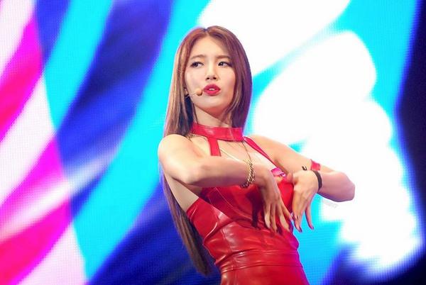 Szyy_'s tweet photo. "DamnILoveSuzy: 140810 missA_suzy @ JYP Nation One Mic Concert -1 http://t.co/VDkXXXHzLo"