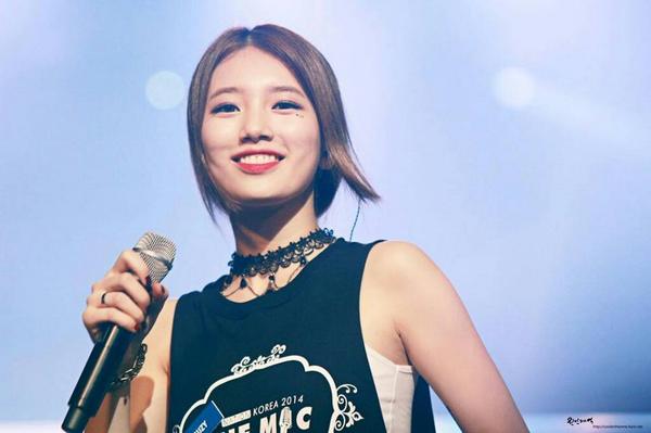 Szyy_'s tweet photo. "DamnILoveSuzy: 140810 missA_suzy (with dlwnsghek) @ JYP Nation One Mic Concert -2 http://t.co/lkQnuneOsT"