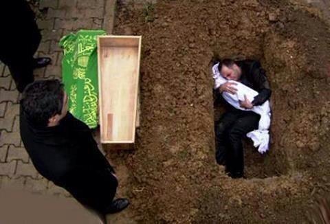 islamicfreedom's tweet photo. a very sad photo :( may allah save our ummah http://t.co/6Axckxa0gV