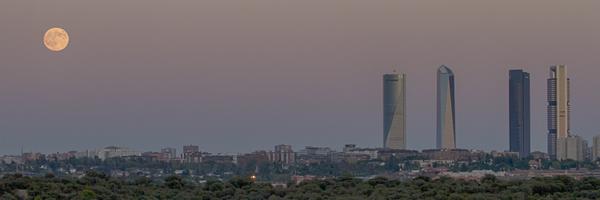 SecretosdeMadri's tweet photo. Madrid comienza una nueva semana bajo la atenta mirada de su luna más curiosa ¡Buenos días! http://t.co/pB2hmkoHdE (Vía @ajoboada)