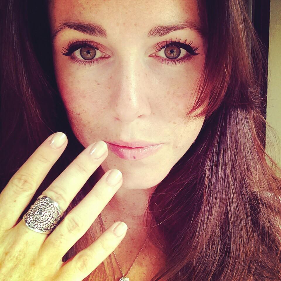 Happy birthday to me. I got myself this lovely wee ring from Peru. All a girl needs is a nice piece of jewellery : ) 