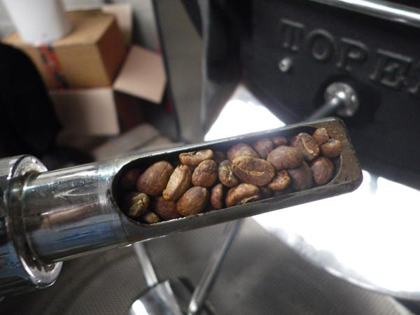 AnyoneCafe's tweet photo. Breaking news : First crack on ! http://t.co/npzE7XVBXS
