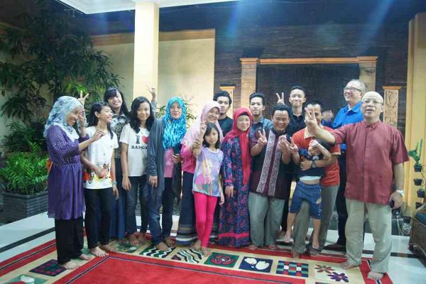 KhansaYun's tweet photo. @csugiono ini Keluarga Besar Di Surabaya om tian ada iscandar salim http://t.co/GCXZ5GSkhA