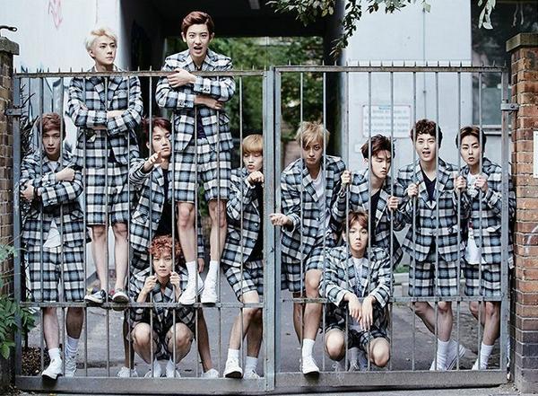 hunhan_th's tweet photo. [PIC] 140811 EXO's 1st Photobook 'DIE JUNGS' - EXO http://t.co/SgEOl9qG3f