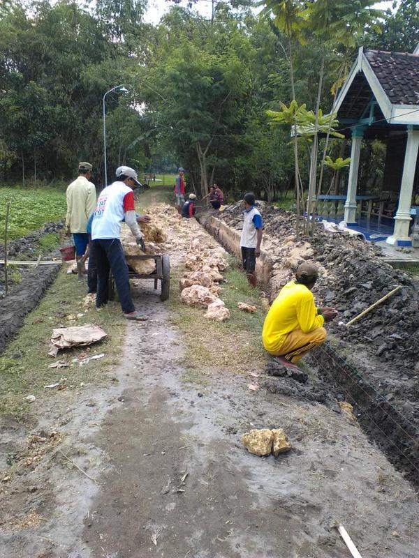 DKarangdowo's tweet photo. Pembangunan TPT Rt 11 @ADD Tahap I Th 2014 http://t.co/0Qg30QO8nr