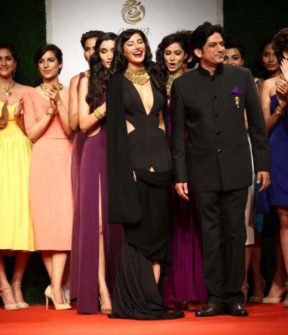 SpotlightV18's tweet photo. What do you do when you suffer a wardrobe malfunction?

Laugh it out like @NargisFakhri did! http://t.co/AyeYvuPWyC