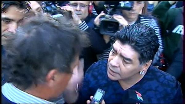 orainberriak's tweet photo. BIDEOA Maradonak masaileko bat eman dio kazetari bati: http://t.co/kIfMD6dr4t http://t.co/737uphEe1J