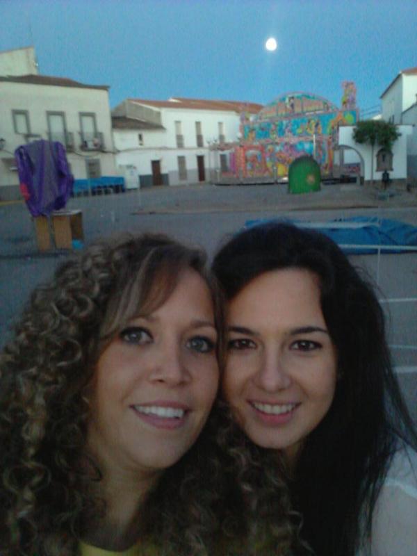 tokirub's tweet photo. Cerrando la feria con @IsaRodrguezCort  :) :) http://t.co/0JGeDc4gk4